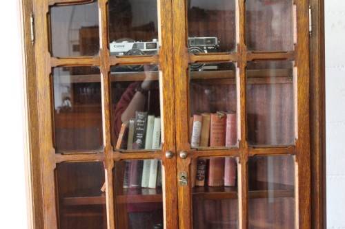 A STUNNING and beautifully made corner display unit cabinet with ample shelves and space!