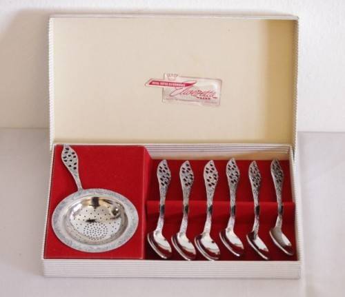 **RS17** A boxed set of Royal Dutch Silverworks "Elwezetta Line" chrome plated spoons & tea strainer