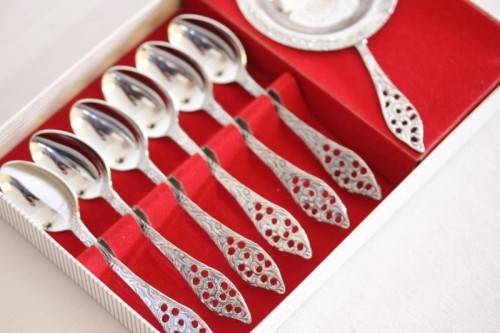 **RS17** A boxed set of Royal Dutch Silverworks "Elwezetta Line" chrome plated spoons & tea strainer