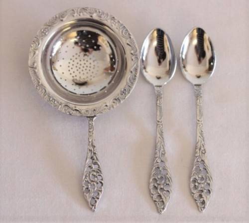**RS17** A boxed set of Royal Dutch Silverworks "Elwezetta Line" chrome plated spoons & tea strainer