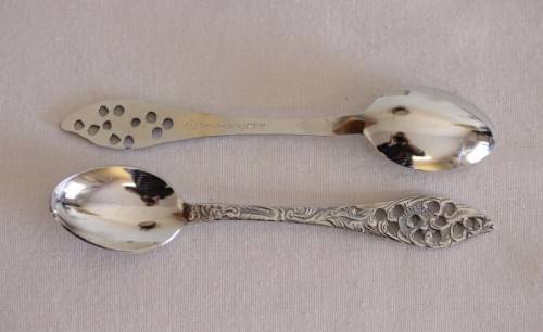 **RS17** A boxed set of Royal Dutch Silverworks "Elwezetta Line" chrome plated spoons & tea strainer
