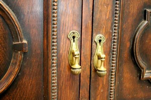 An exquisite vintage Oak side server cabinet with brass handles & loads of drawer & cupboard space