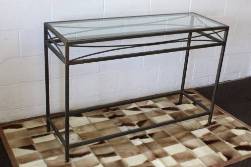 **RS17** A fantastic wrought iron console/ hallway table w/ a glass top and a modern stylish design