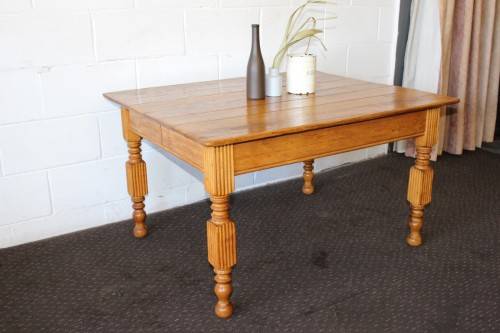 A lovely solid Oak center coffee table with turned legs and uncomplicated design - stunning!!