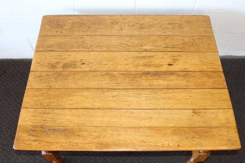 A lovely solid Oak center coffee table with turned legs and uncomplicated design - stunning!!