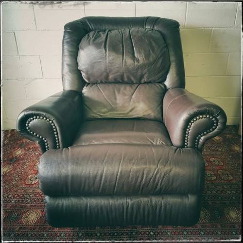 A stunning & very comfortable top-quality full-grain brown leather recliner chair in great condition