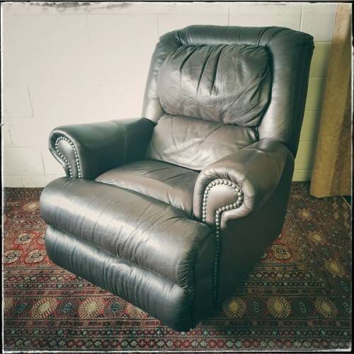 A stunning & very comfortable top-quality full-grain brown leather recliner chair in great condition