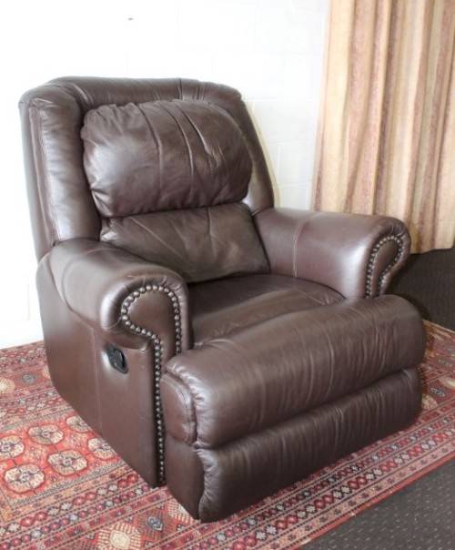 A stunning & very comfortable top-quality full-grain brown leather recliner chair in great condition