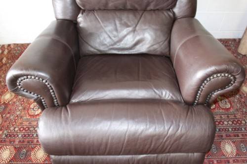 A stunning & very comfortable top-quality full-grain brown leather recliner chair in great condition