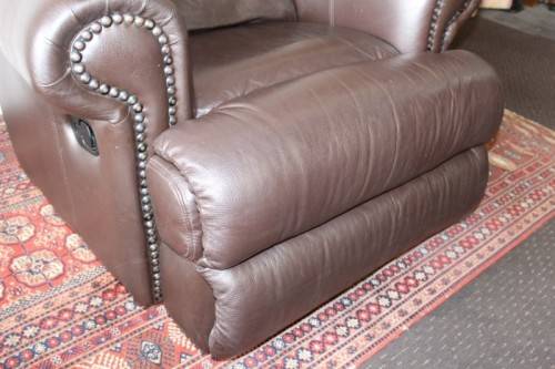 A stunning & very comfortable top-quality full-grain brown leather recliner chair in great condition