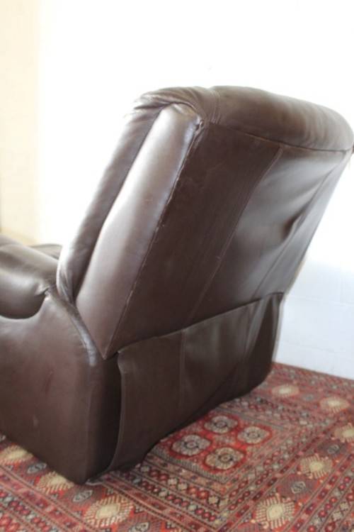 A stunning & very comfortable top-quality full-grain brown leather recliner chair in great condition