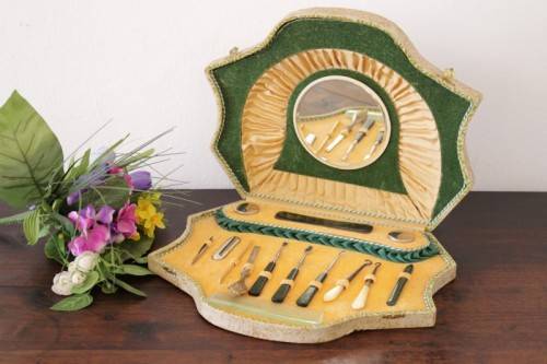 **RS17_Clearance** Antique boxed vanity & manicure set incl. shoe lace pullers & much more