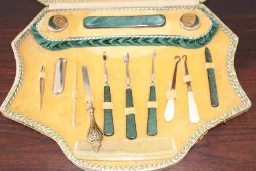 **RS17_Clearance** Antique boxed vanity & manicure set incl. shoe lace pullers & much more