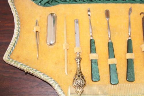 **RS17_Clearance** Antique boxed vanity & manicure set incl. shoe lace pullers & much more