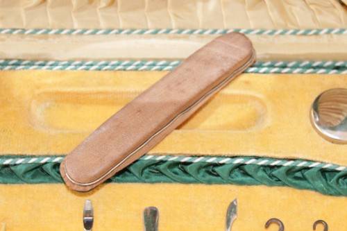 **RS17_Clearance** Antique boxed vanity & manicure set incl. shoe lace pullers & much more