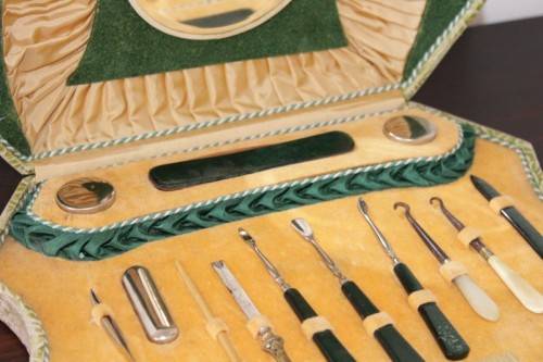 **RS17_Clearance** Antique boxed vanity & manicure set incl. shoe lace pullers & much more