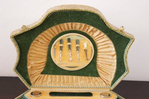 **RS17_Clearance** Antique boxed vanity & manicure set incl. shoe lace pullers & much more