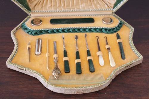 **RS17_Clearance** Antique boxed vanity & manicure set incl. shoe lace pullers & much more