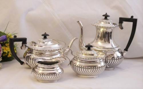A beautiful antique silver plated tea set incl. 6-cup teapot and coffee pot, sugar bowl & creamer