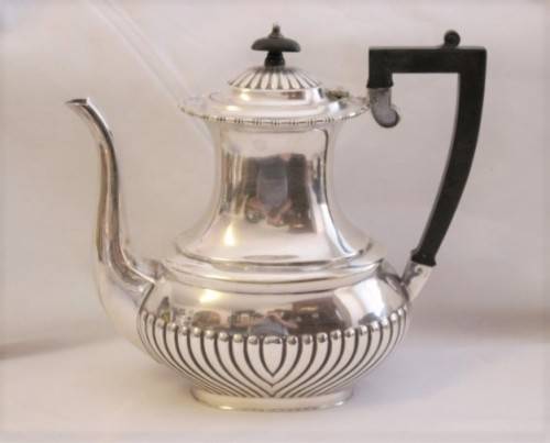A beautiful antique silver plated tea set incl. 6-cup teapot and coffee pot, sugar bowl & creamer