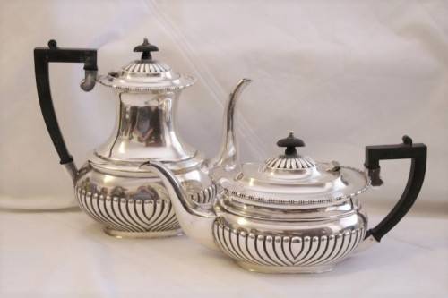 A beautiful antique silver plated tea set incl. 6-cup teapot and coffee pot, sugar bowl & creamer