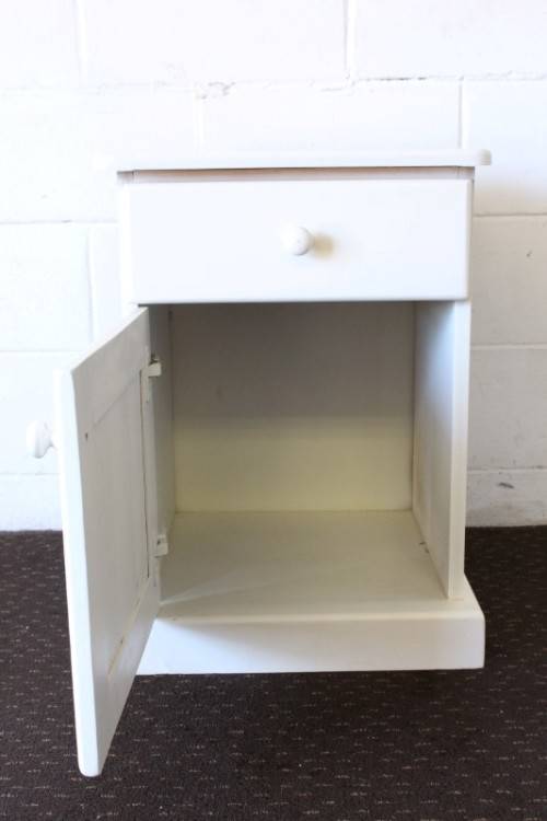 An awesome pair of white Duco bedside pedestals with a single drawer on runners & a cupboard
