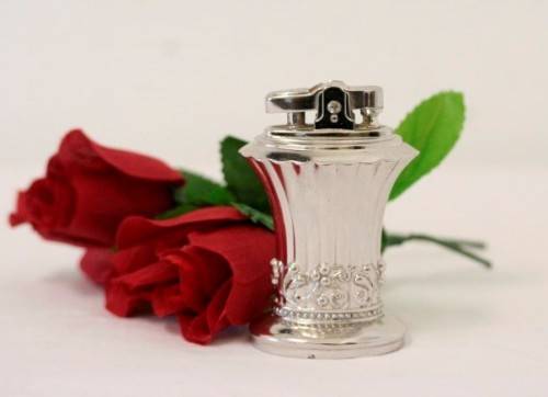 A spectacular vintage (1947) silver plate "Ronson New Port Table Lighter" made in England.