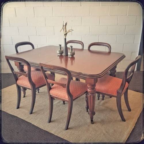 **RS17_Clearance** Superb 6 to 8-seater dining room suite w/ an extendable table and 6 chairs