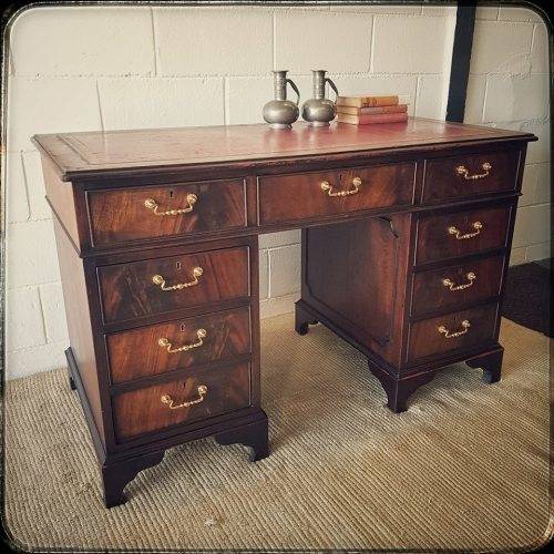 **RS17** A vintage Georgian-style Mahogany 9-drawer pedestal desk with a leather top - AMAZING!!