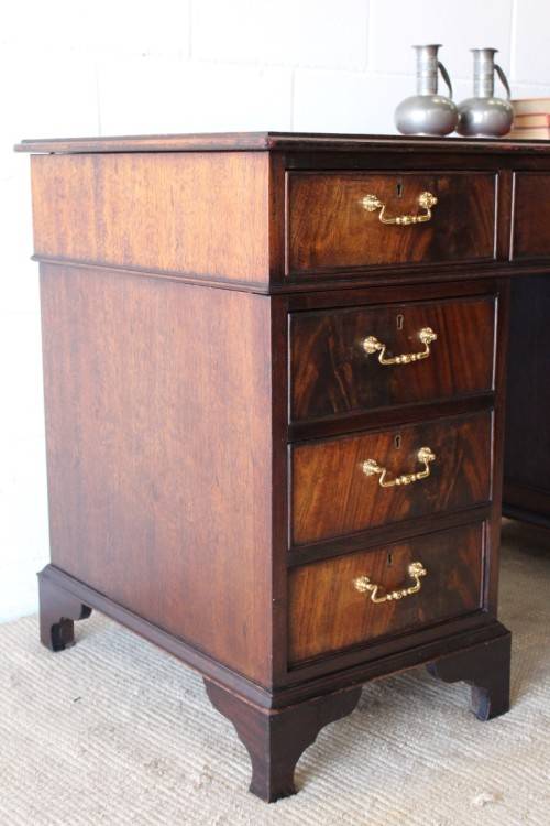 **RS17** A vintage Georgian-style Mahogany 9-drawer pedestal desk with a leather top - AMAZING!!