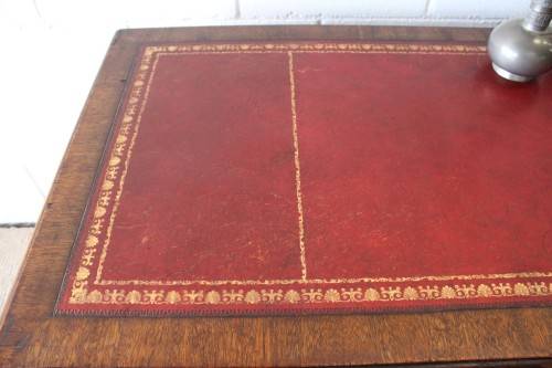 **RS17** A vintage Georgian-style Mahogany 9-drawer pedestal desk with a leather top - AMAZING!!