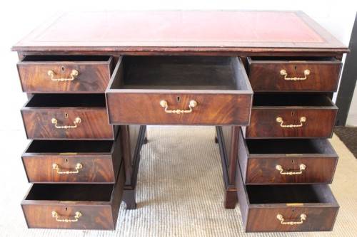 **RS17** A vintage Georgian-style Mahogany 9-drawer pedestal desk with a leather top - AMAZING!!