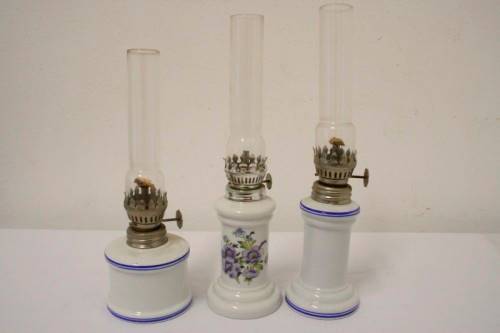 **RS17** 3x blue & white porcelain Kerosene hurricane lamps in good condition - PRICE FOR THE SET