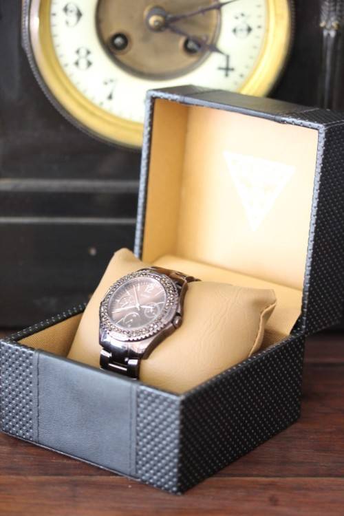 **RS17** A stylish original GUESS ladies wrist watch in its original box with extra links included!