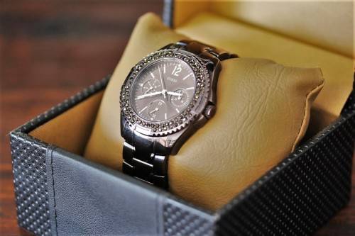 **RS17** A stylish original GUESS ladies wrist watch in its original box with extra links included!