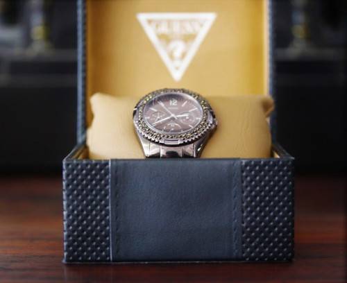 **RS17** A stylish original GUESS ladies wrist watch in its original box with extra links included!