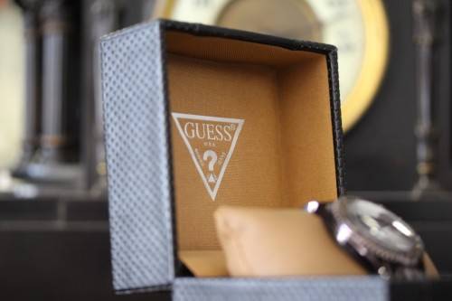 **RS17** A stylish original GUESS ladies wrist watch in its original box with extra links included!