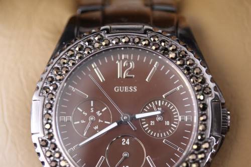 **RS17** A stylish original GUESS ladies wrist watch in its original box with extra links included!