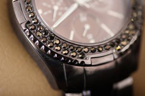 **RS17** A stylish original GUESS ladies wrist watch in its original box with extra links included!