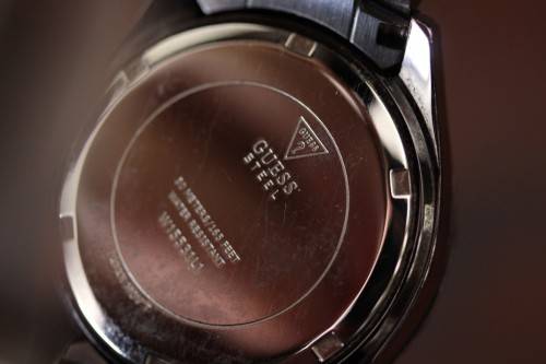 **RS17** A stylish original GUESS ladies wrist watch in its original box with extra links included!