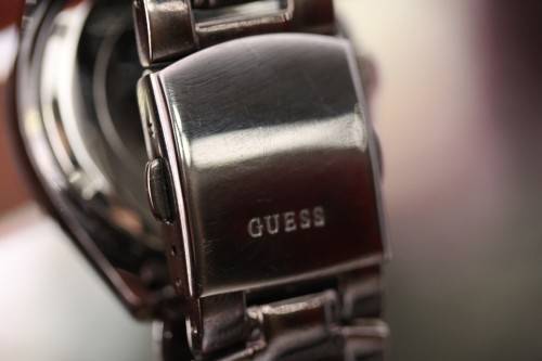 **RS17** A stylish original GUESS ladies wrist watch in its original box with extra links included!