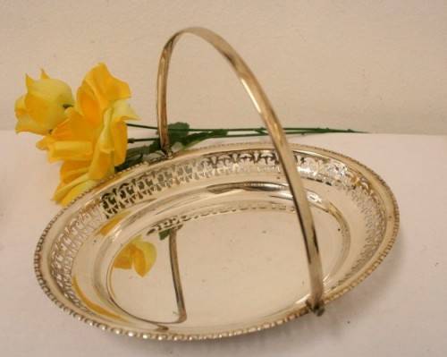 **RS17** A stunning vintage silver plated footed, handled bowl with gorgeous detailing.