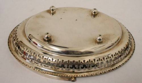 **RS17** A stunning vintage silver plated footed, handled bowl with gorgeous detailing.