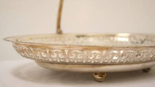 **RS17** A stunning vintage silver plated footed, handled bowl with gorgeous detailing.