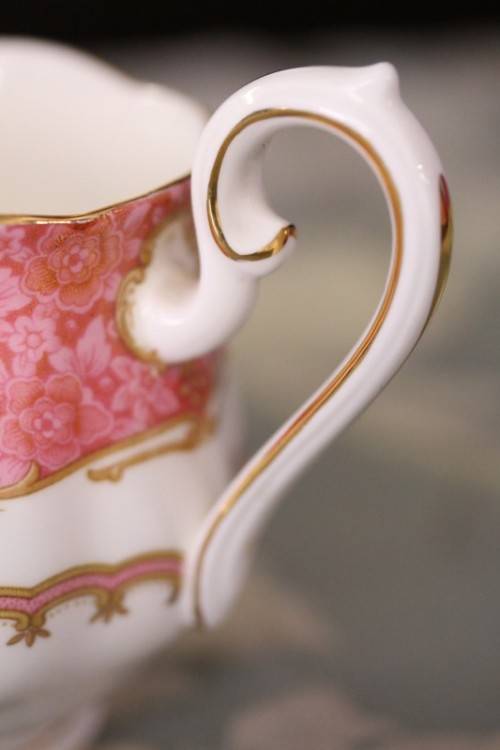 A gorgeous Royal Albert fine bone china milk jug/ creamer in the very pretty "Lady Carlyle"  pattern