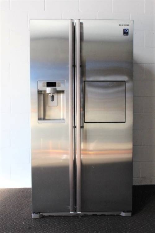 **RS17** A stainless steel Samsung (Model RSG5Furs) 760 litre side-by-side fridge-freezer