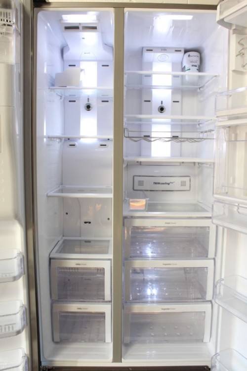 **RS17** A stainless steel Samsung (Model RSG5Furs) 760 litre side-by-side fridge-freezer