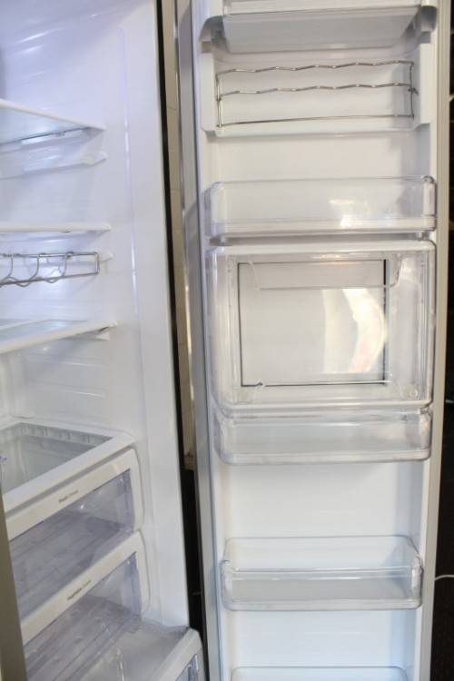**RS17** A stainless steel Samsung (Model RSG5Furs) 760 litre side-by-side fridge-freezer