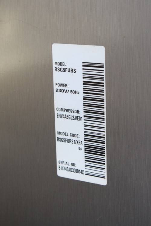 **RS17** A stainless steel Samsung (Model RSG5Furs) 760 litre side-by-side fridge-freezer