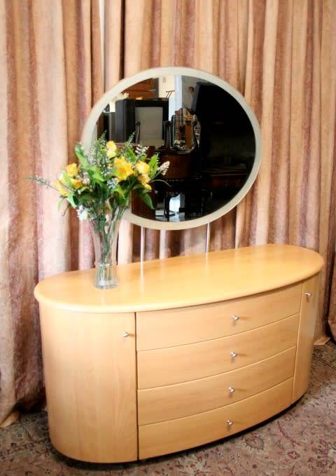 **RS17** A modern styled dressing table with 4 large drawers, side cupboards and an oval mirror